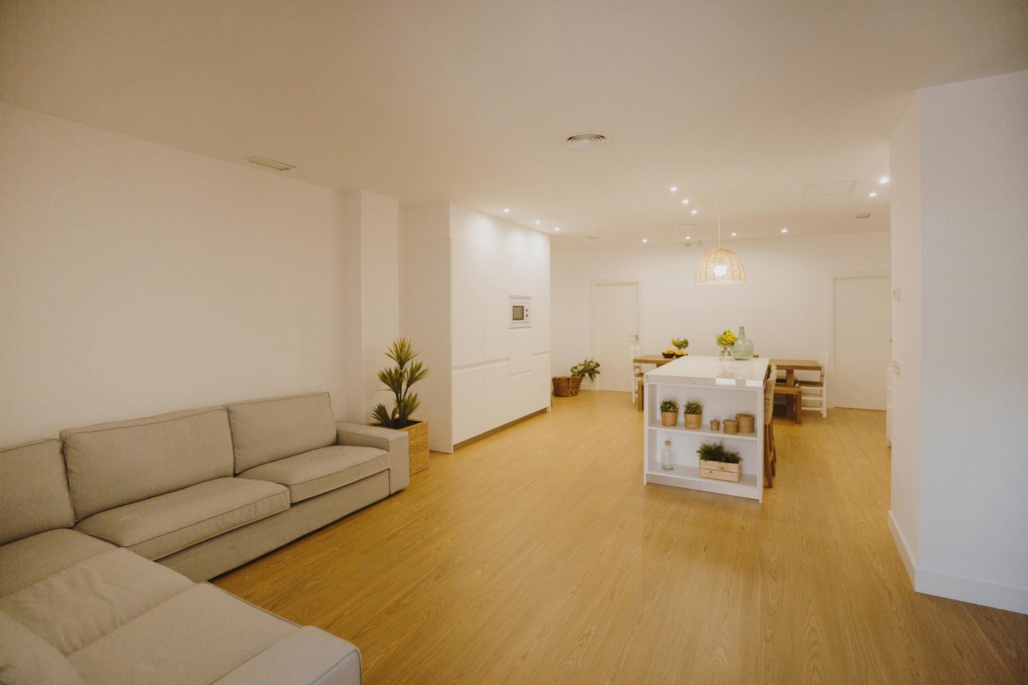 Cuéntanos qué tienes planeado y te llamamos enseguida También puedes hacerlo visitándonos y contactando aquí: C/ Rey Abu Said 13, Bloque 6, Local 2 Urb. Alcázar del Genil / Esquina Paseo del Violón, 18006, Granada hola@casapiruletas.es 639 03 80 88